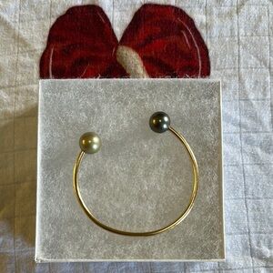 Elegant Gold and Black Pearl Bracelet